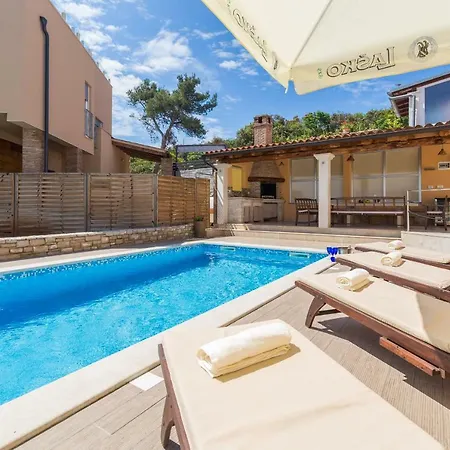 Villa Zoran 420 *